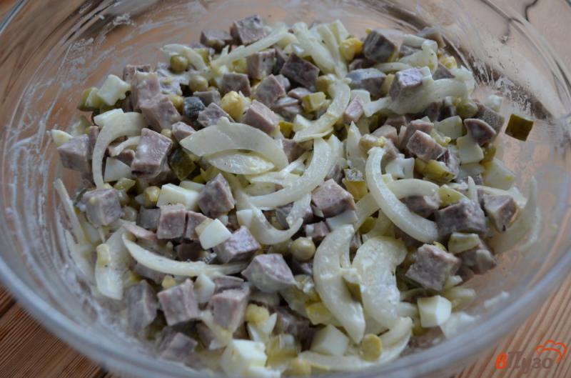 Фото приготовление рецепта: Салат с языком и солеными огурцами шаг №7