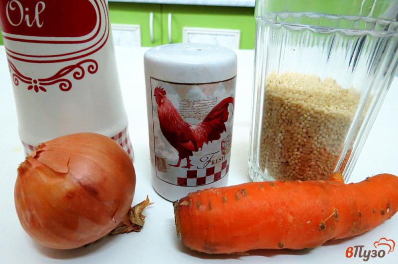 Фото приготовление рецепта: Пшённая каша с луком и морковью шаг №1