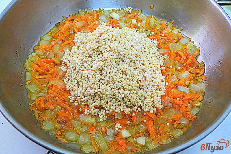 Фото приготовление рецепта: Пшённая каша с луком и морковью шаг №6