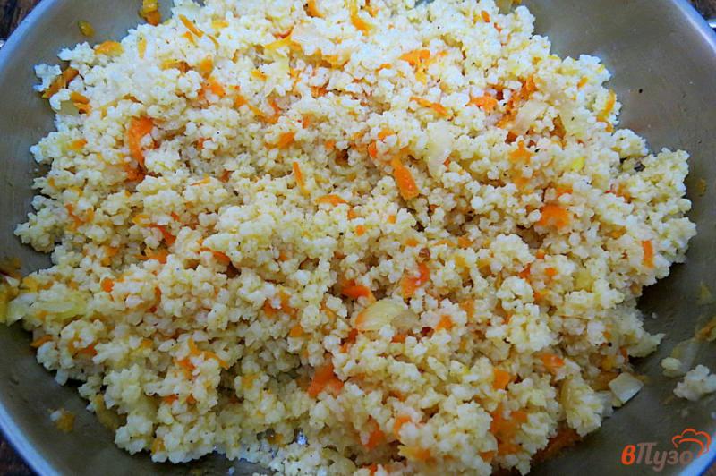 Фото приготовление рецепта: Пшённая каша с луком и морковью шаг №9