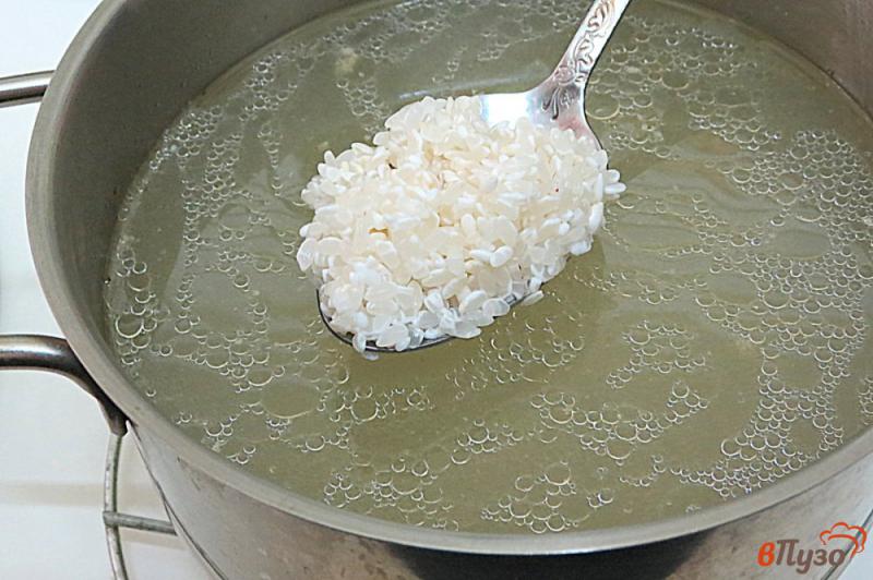Фото приготовление рецепта: Зелёный суп с крапивой, капустой и рисом шаг №3