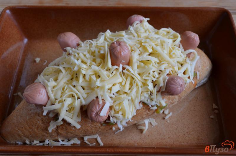 Фото приготовление рецепта: Хлебный ёжик с сосисками и сыром шаг №6