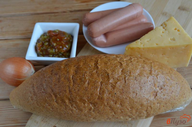 Фото приготовление рецепта: Хлебный ёжик с сосисками и сыром шаг №1