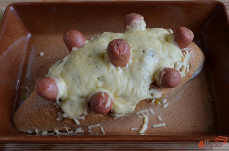 Фото приготовление рецепта: Хлебный ёжик с сосисками и сыром шаг №7