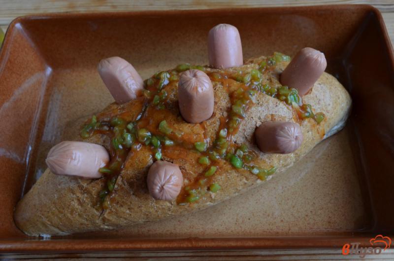 Фото приготовление рецепта: Хлебный ёжик с сосисками и сыром шаг №5