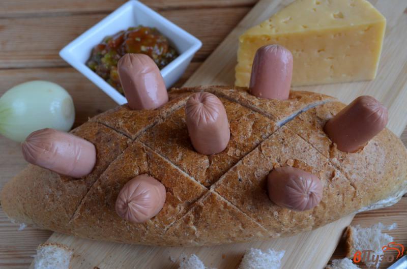 Фото приготовление рецепта: Хлебный ёжик с сосисками и сыром шаг №4
