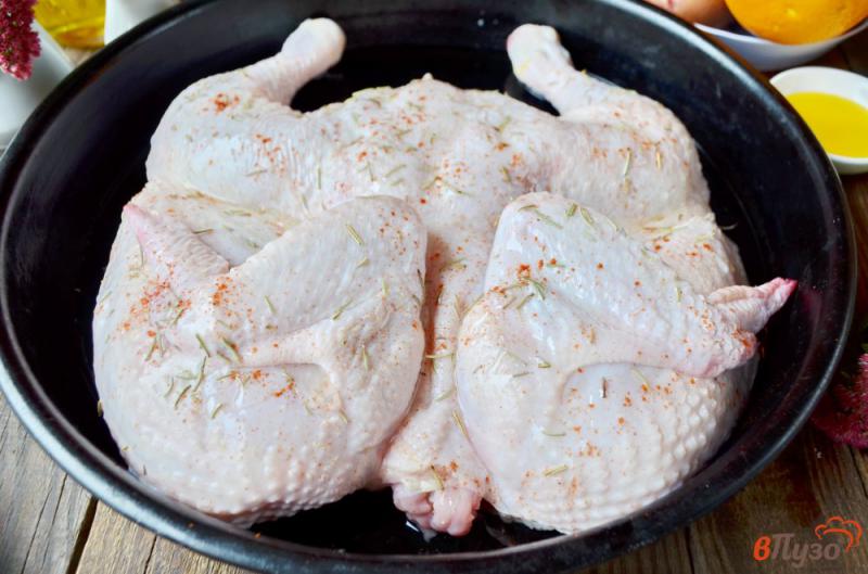 Фото приготовление рецепта: Цыпленок в духовке целиком шаг №3
