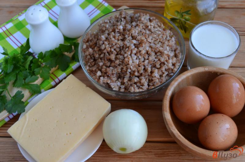Фото приготовление рецепта: Запеканка из гречки с луком под сырной корочкой шаг №1