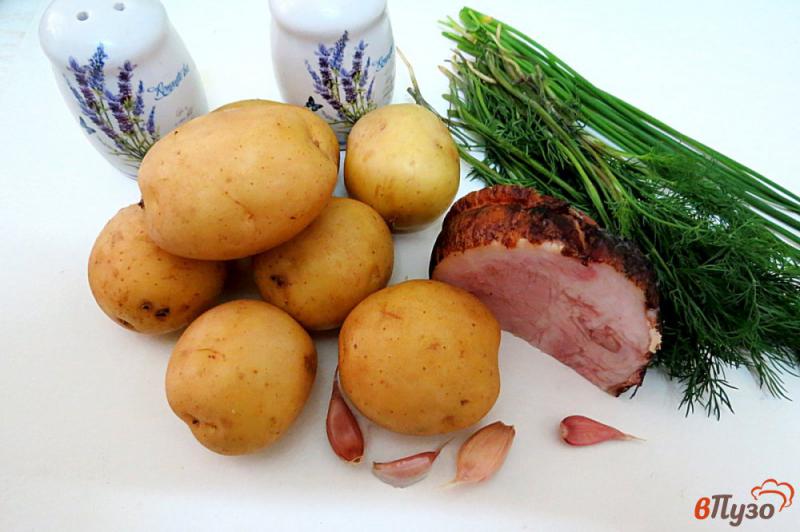 Фото приготовление рецепта: Молодой картофель с копчёной щековиной и зеленью шаг №1