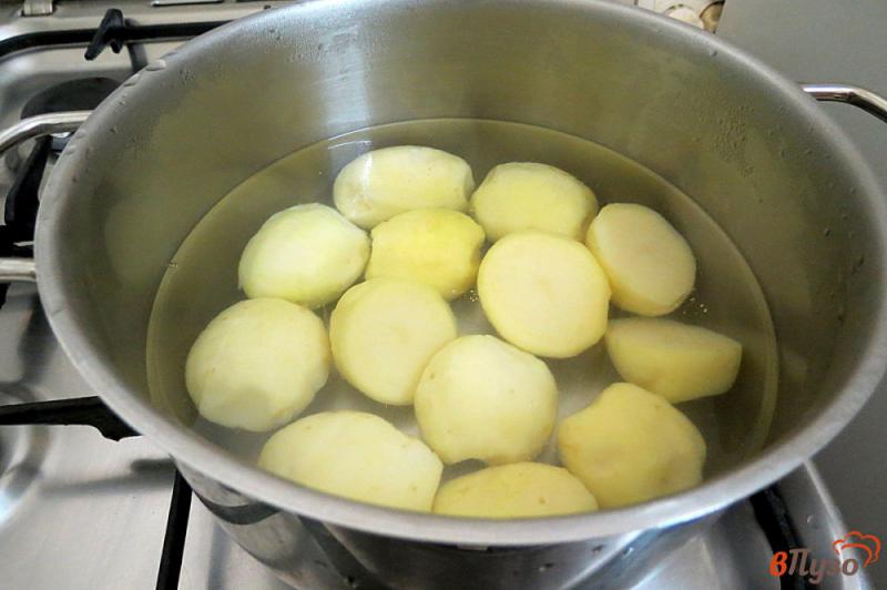 Фото приготовление рецепта: Молодой картофель с копчёной щековиной и зеленью шаг №2