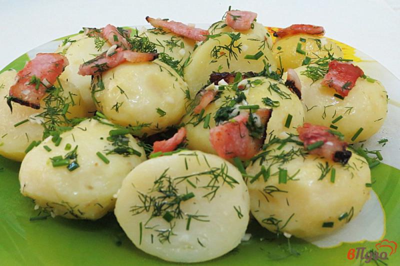 Фото приготовление рецепта: Молодой картофель с копчёной щековиной и зеленью шаг №10