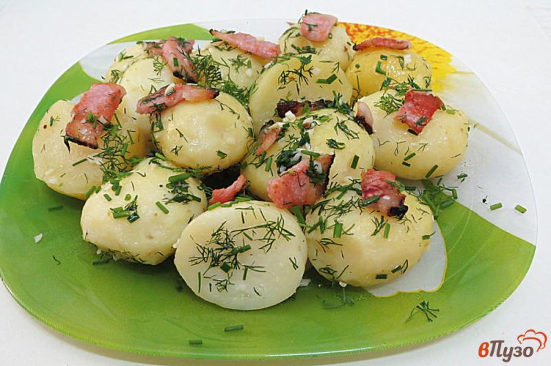 Фото приготовление рецепта: Молодой картофель с копчёной щековиной и зеленью шаг №11