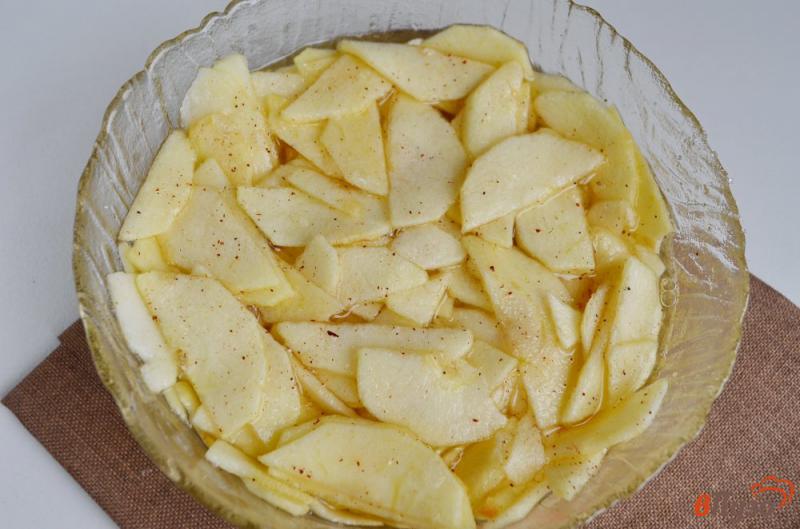 Фото приготовление рецепта: Карамельный яблочный пирог «Роза» шаг №5