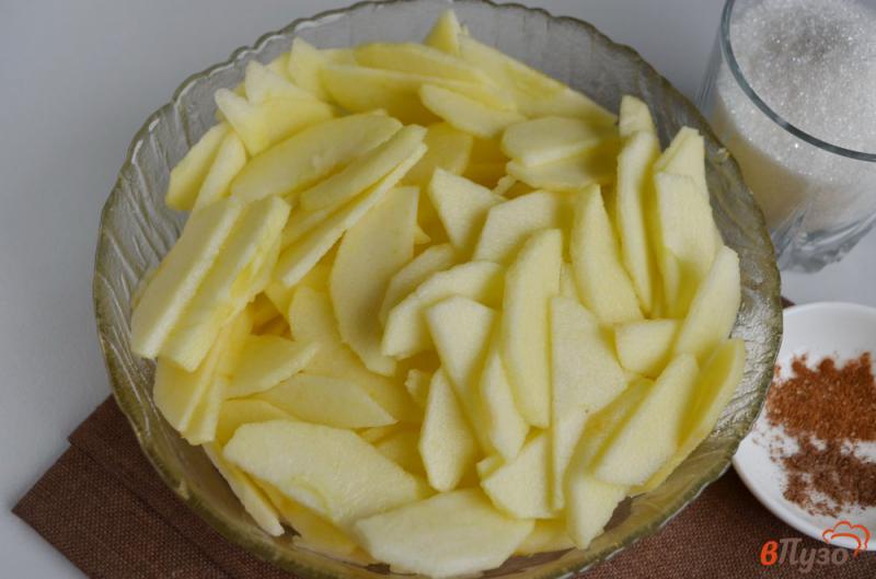 Фото приготовление рецепта: Карамельный яблочный пирог «Роза» шаг №3