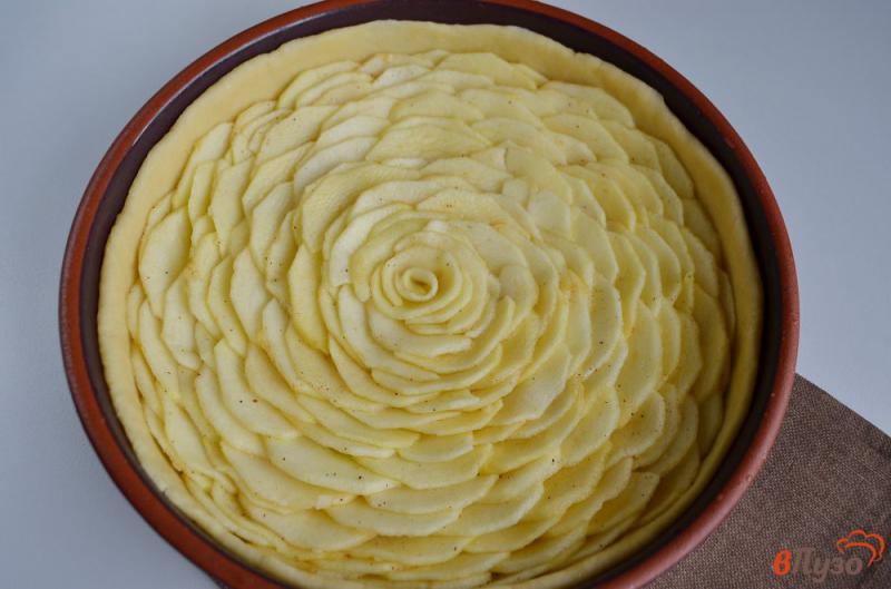 Фото приготовление рецепта: Карамельный яблочный пирог «Роза» шаг №8