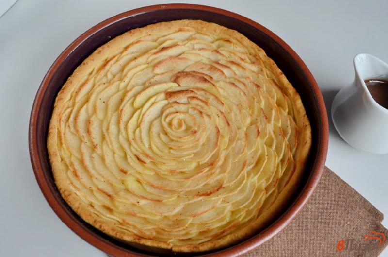 Фото приготовление рецепта: Карамельный яблочный пирог «Роза» шаг №10