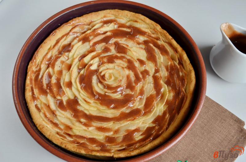 Фото приготовление рецепта: Карамельный яблочный пирог «Роза» шаг №11