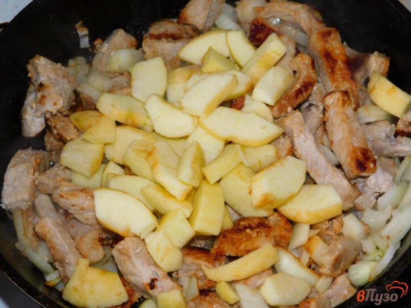 Фото приготовление рецепта: Свинина, тушеная с яблоками шаг №3