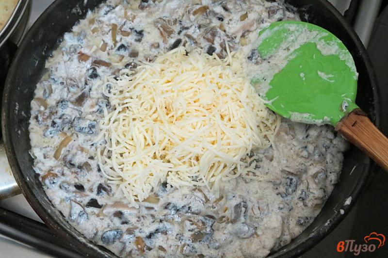 Фото приготовление рецепта: Грибной соус с куриным мясом, сыром моцарелла и сметаной шаг №11