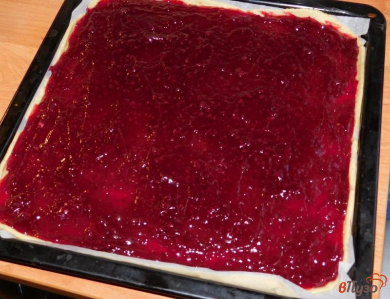 Фото приготовление рецепта: Пирог с малиновой начинкой шаг №3