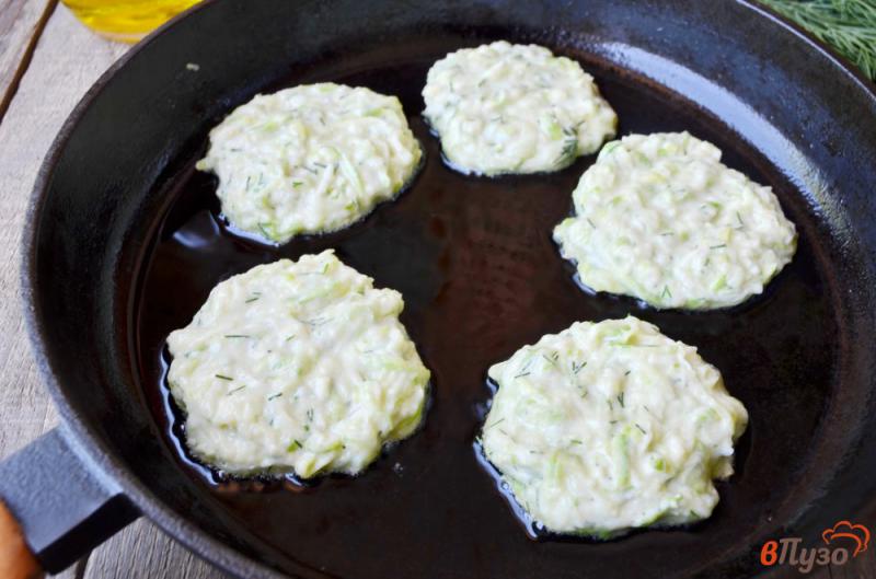 Фото приготовление рецепта: Кабачковые оладьи с сыром и зеленью шаг №7