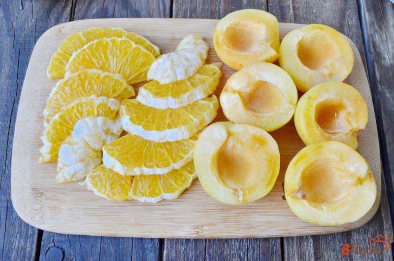 Фото приготовление рецепта: Компот из абрикосов и апельсинов на зиму шаг №2
