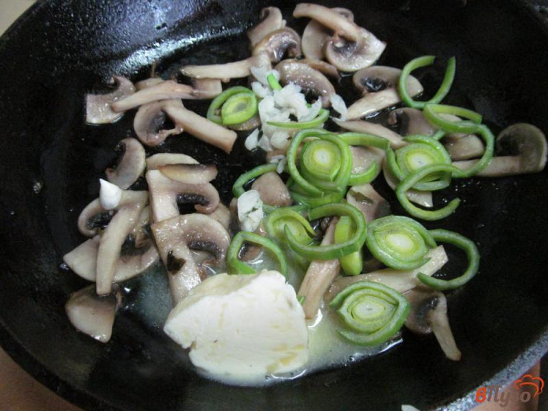 Фото приготовление рецепта: Омлет с грибами и шпинатом шаг №2