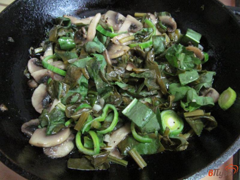 Фото приготовление рецепта: Омлет с грибами и шпинатом шаг №4