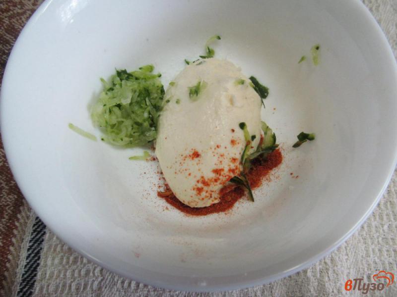 Фото приготовление рецепта: Салат из огурца с яйцами и шпинатом шаг №4