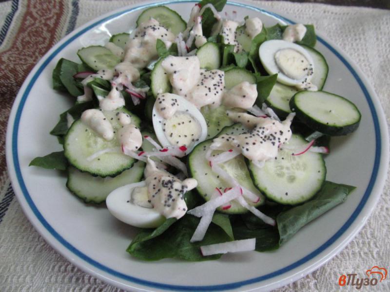 Фото приготовление рецепта: Салат из огурца с яйцами и шпинатом шаг №6