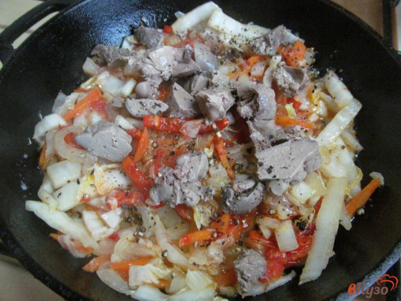 Фото приготовление рецепта: Пекинская капуста с овощами куриной печенью шаг №4