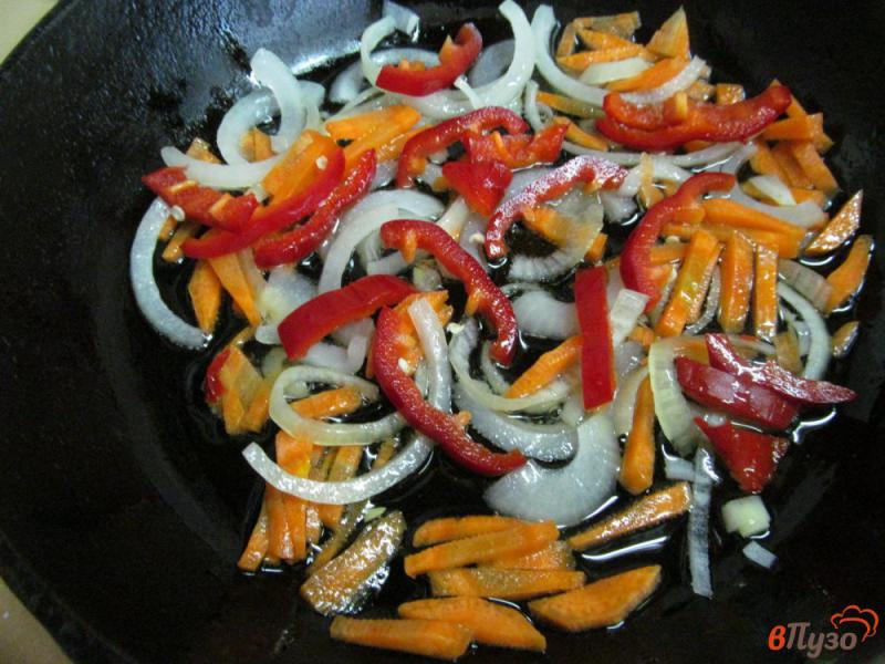 Фото приготовление рецепта: Пекинская капуста с овощами куриной печенью шаг №2