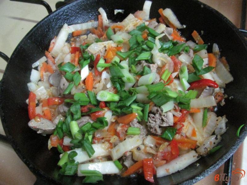 Фото приготовление рецепта: Пекинская капуста с овощами куриной печенью шаг №5