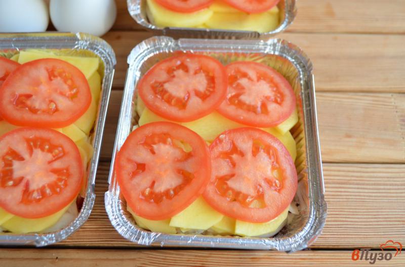 Фото приготовление рецепта: Котлеты по-капитански с картофелем, помидорами и сыром шаг №5