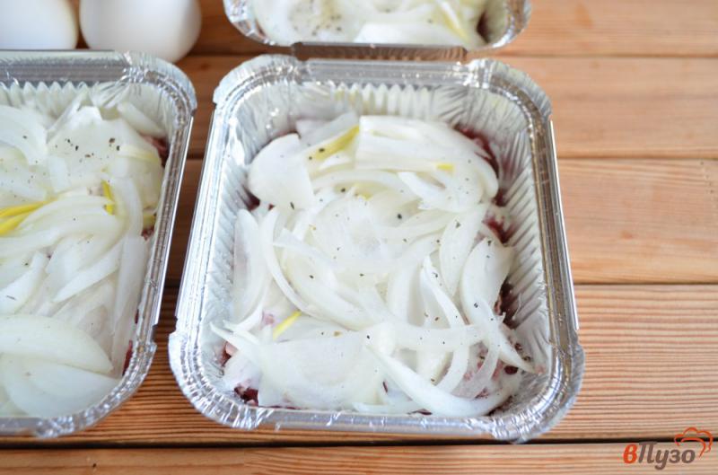 Фото приготовление рецепта: Котлеты по-капитански с картофелем, помидорами и сыром шаг №3