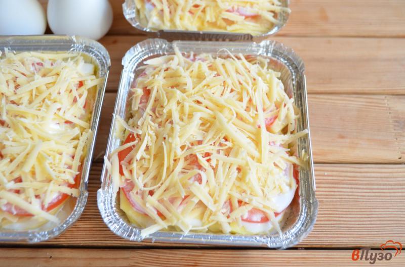 Фото приготовление рецепта: Котлеты по-капитански с картофелем, помидорами и сыром шаг №6