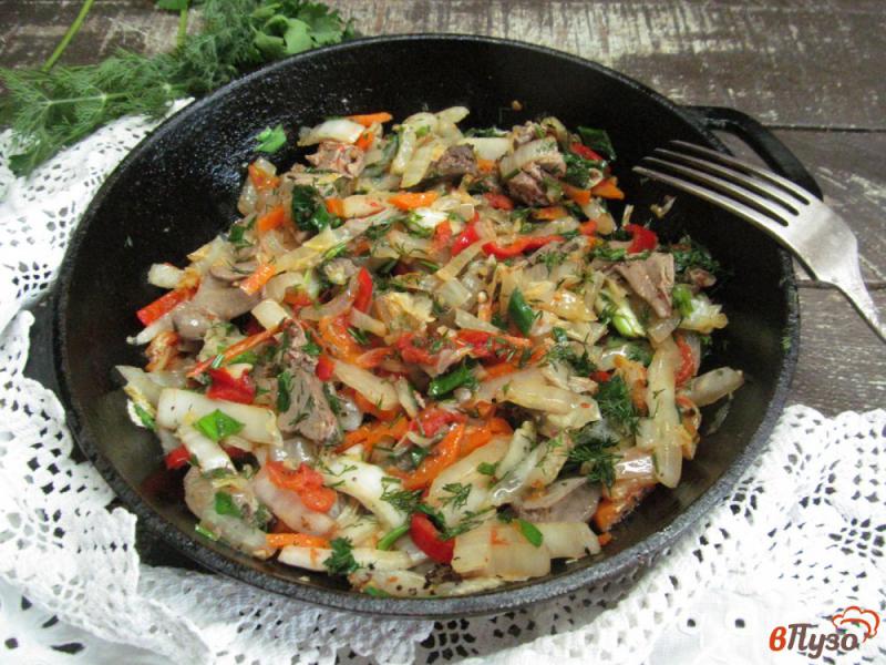 Фото приготовление рецепта: Пекинская капуста с овощами куриной печенью шаг №6
