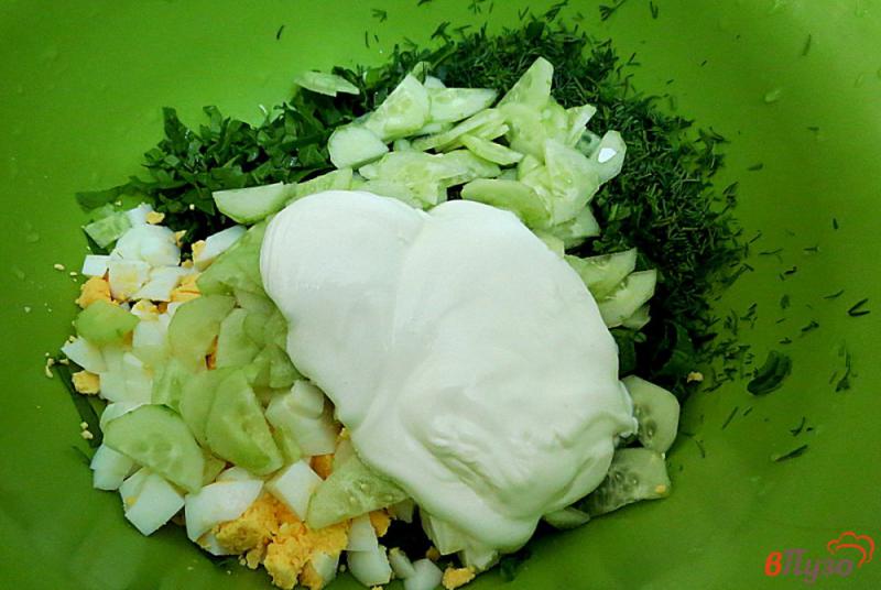 Фото приготовление рецепта: Салат со щавелем, яйцом и огурцом шаг №7