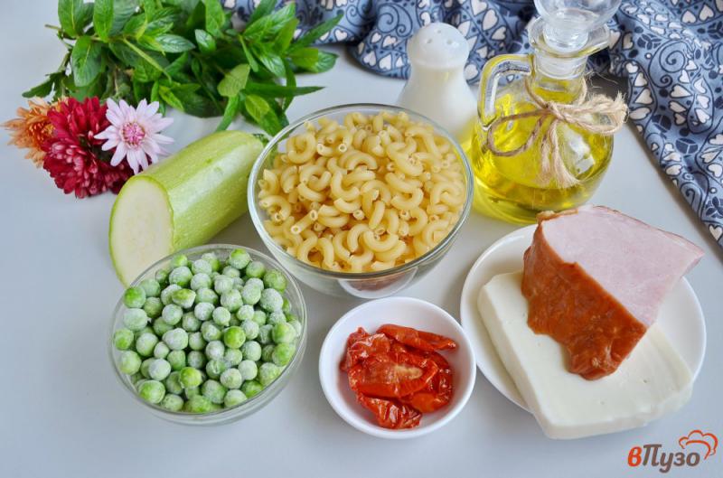 Фото приготовление рецепта: Макароны с цуккини, козьим сыром и зеленым горошком шаг №1