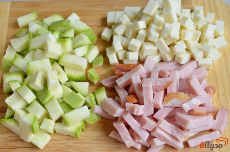 Фото приготовление рецепта: Макароны с цуккини, козьим сыром и зеленым горошком шаг №2