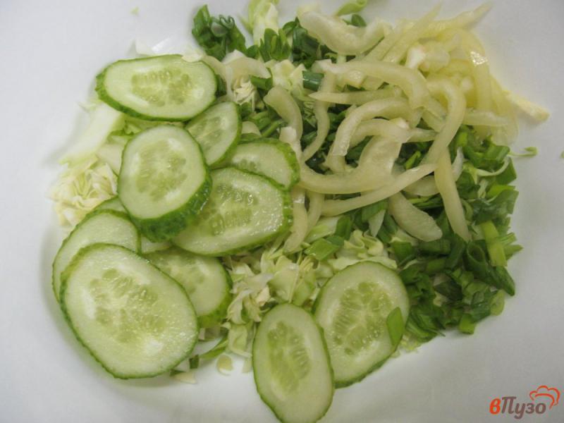 Фото приготовление рецепта: Салат «Зеленый» из молодой капусты шаг №2