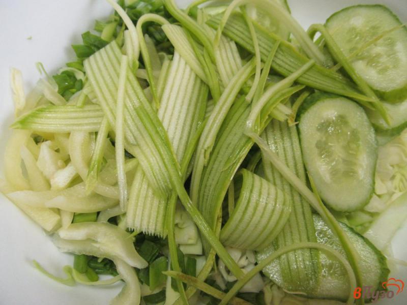 Фото приготовление рецепта: Салат «Зеленый» из молодой капусты шаг №3