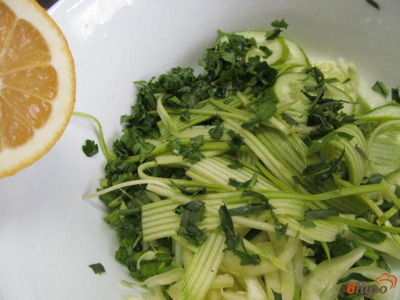 Фото приготовление рецепта: Салат «Зеленый» из молодой капусты шаг №4