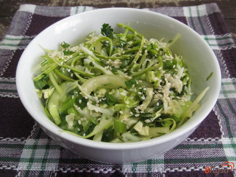 Фото приготовление рецепта: Салат «Зеленый» из молодой капусты шаг №6