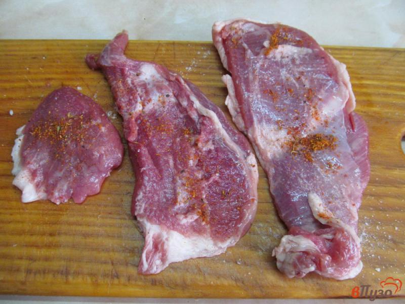 Фото приготовление рецепта: Мясо ягненка с горошком под мятным соусом шаг №1
