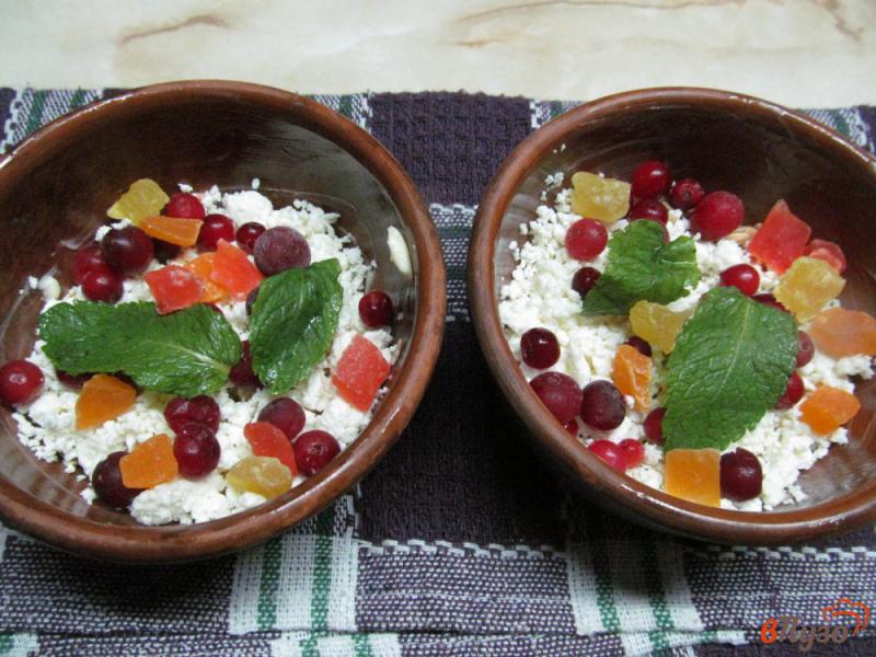Фото приготовление рецепта: Овсянка с творогом и ягодами на завтрак шаг №3