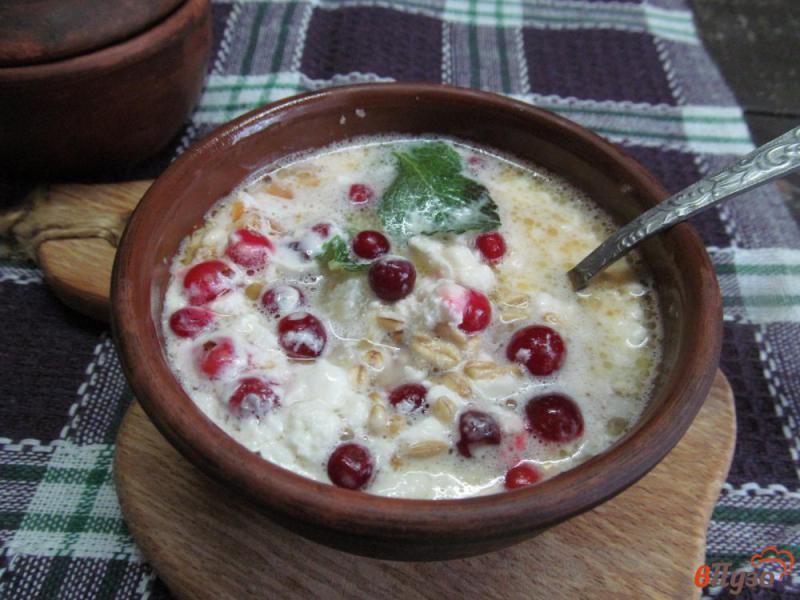 Фото приготовление рецепта: Овсянка с творогом и ягодами на завтрак шаг №6