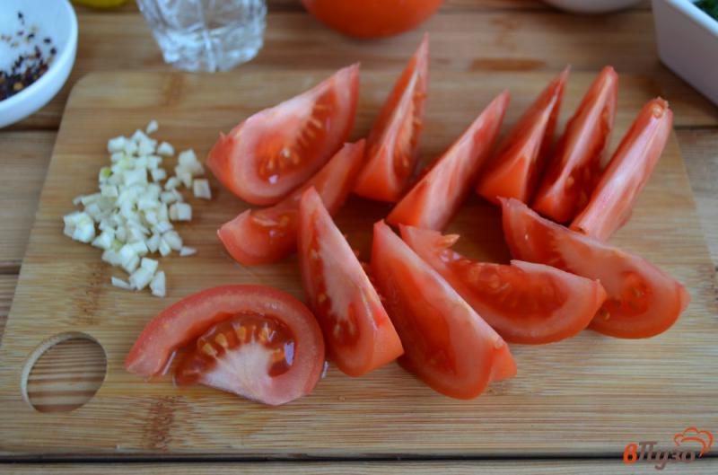 Фото приготовление рецепта: Острая закуска из помидоров шаг №2