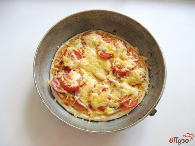 Фото приготовление рецепта: Пицца с отварной курицей и салями шаг №7