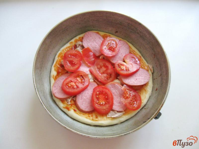 Фото приготовление рецепта: Пицца с отварной курицей и салями шаг №5